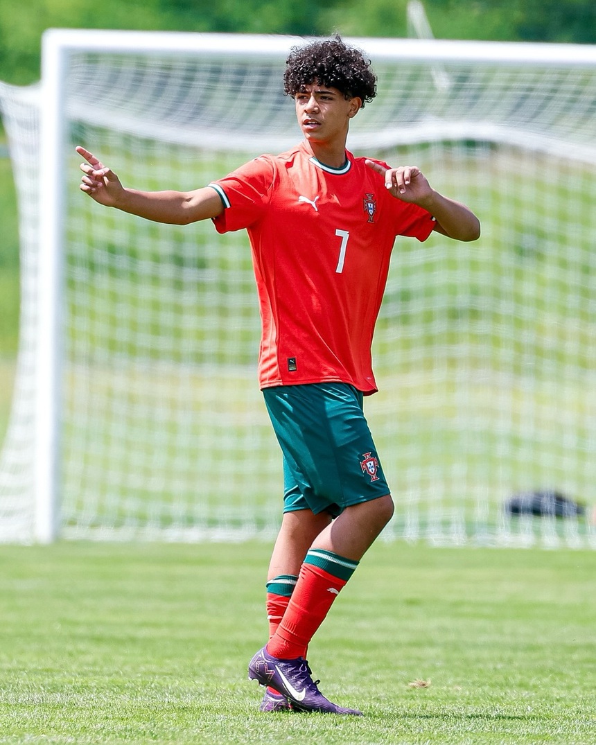 Manchester United muốn có chữ kí của con trai Ronaldo- Ảnh 1.