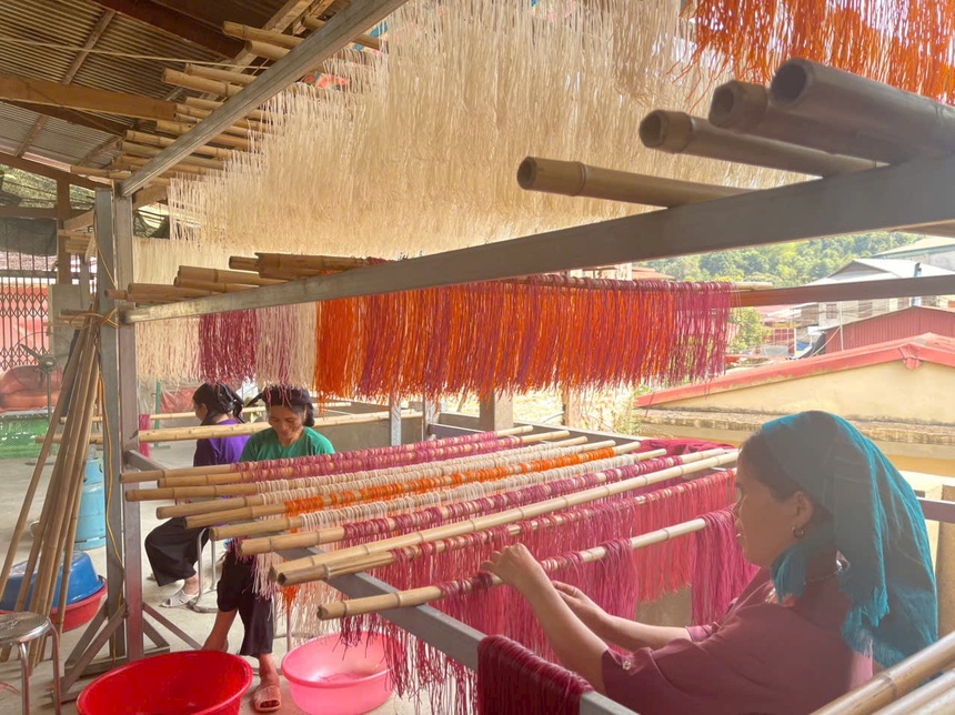 Cô gái Tày không ngừng học hỏi kiến thức mới, vận dụng mạng xã hội phát triển nghề bún khô truyền thống- Ảnh 1.