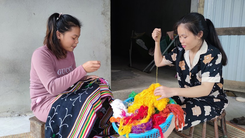 "Nghệ nhân" của bản làng và hành trình đưa váy Thái ra thế giới- Ảnh 4.