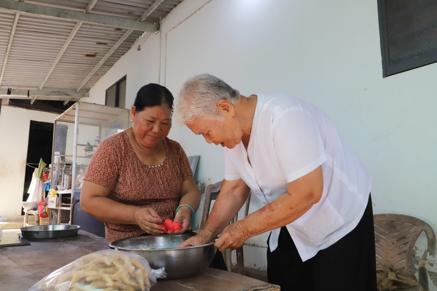 Nghề làm bánh gừng, bánh ớt của người Khmer đang dần mai một- Ảnh 2.