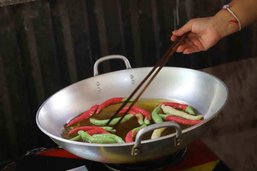 Nghề làm bánh gừng, bánh ớt của người Khmer đang dần mai một- Ảnh 4.