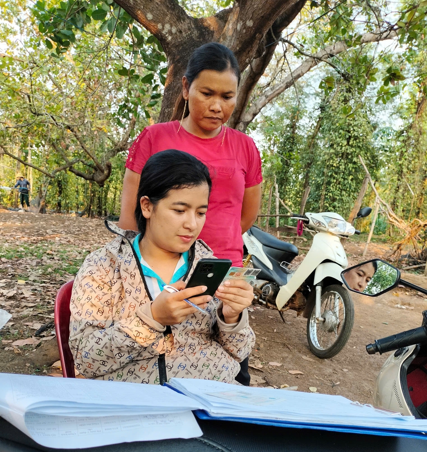 Bình Phước: 'Điểm lõm sóng' vùng biên 'gây khó' cho việc hướng dẫn tích hợp giấy tờ trên VNeID - Ảnh 2.