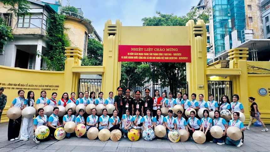 Khối Phụ nữ Việt Nam tích cực tập luyện trước khi diễu hành qua Quảng trường Ba Đình