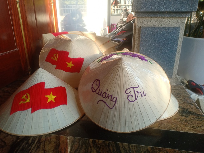 Mẹ chồng - nàng dâu ở Quảng Trị cùng gìn giữ nghề thêu nón - Ảnh 1. Mẹ chồng - nàng dâu ở Quảng Trị cùng gìn giữ nghề thêu nón - Ảnh 1.