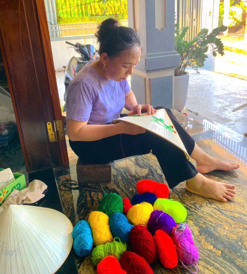 Mẹ chồng - nàng dâu ở Quảng Trị cùng gìn giữ nghề thêu nón - Ảnh 2. Mẹ chồng - nàng dâu ở Quảng Trị cùng gìn giữ nghề thêu nón - Ảnh 2.