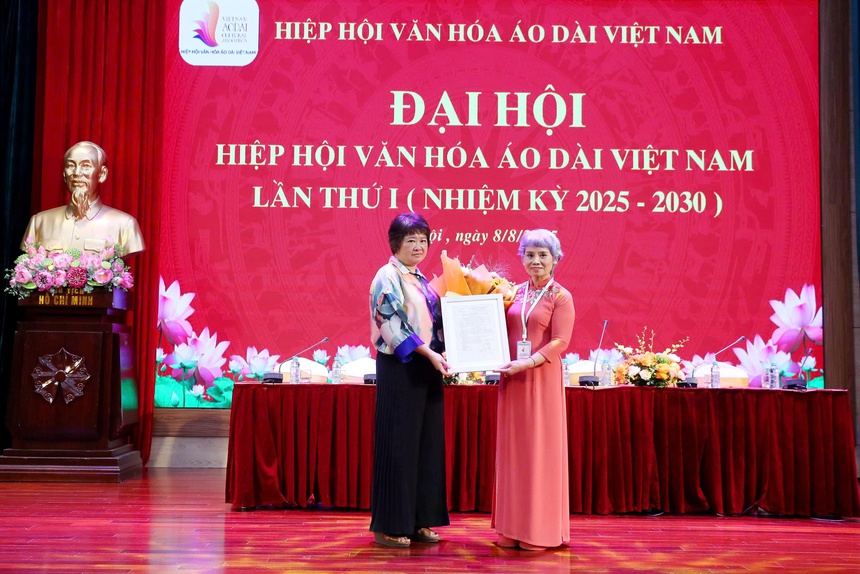 Đại diện Bộ Nội vụ trao Quyết định thành lập Hiệp hội Áo dài Việt Nam tại Đại hội Hiệp hội Áo dài Việt Nam lần thứ nhất (nhiệm kỳ 2025-2030) vào chiều 8/8/2025
