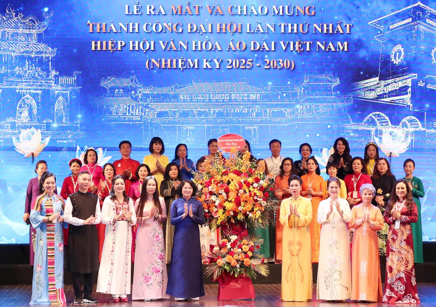 Nguyên Phó Chủ tịch nước Đặng Thị Ngọc Thịnh tặng hoa chúc mừng Hiệp hội Văn hóa Áo dài Việt Nam