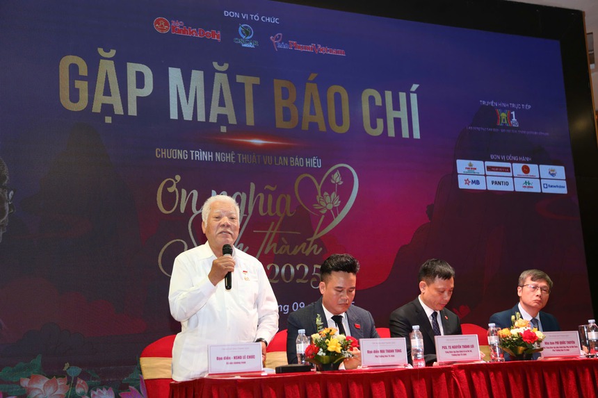 សិល្បករប្រជាជន Le Chuc បានចែករំលែកនៅក្នុងសន្និសីទសារព័ត៌មានណែនាំកម្មវិធី 