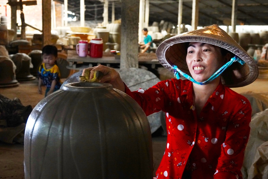 Những đôi tay giữ lửa ở làng gốm đỏ bên bờ sông Cửu Long- Ảnh 3.