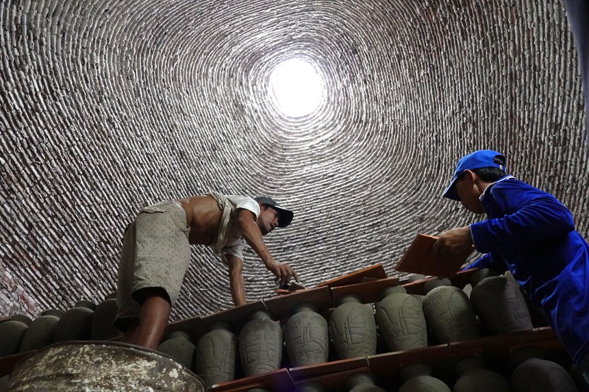 Những đôi tay giữ lửa ở làng gốm đỏ bên bờ sông Cửu Long- Ảnh 2.