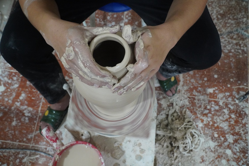 Những chàng trai bỏ phố về làng "thổi hồn" vào đất sét- Ảnh 1. Những chàng trai bỏ phố về làng "thổi hồn" vào đất sét- Ảnh 1.