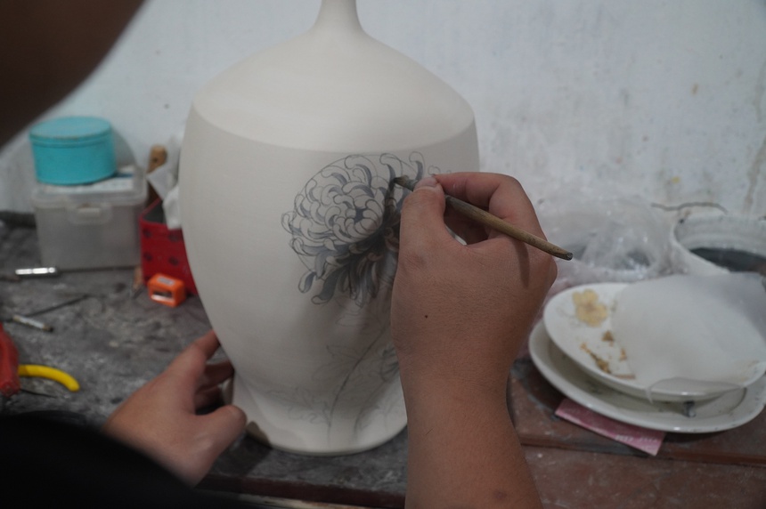 Những chàng trai bỏ phố về làng "thổi hồn" vào đất sét- Ảnh 5. Những chàng trai bỏ phố về làng "thổi hồn" vào đất sét- Ảnh 5.