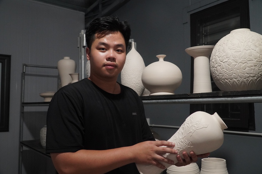 Những chàng trai bỏ phố về làng "thổi hồn" vào đất sét- Ảnh 4. Những chàng trai bỏ phố về làng "thổi hồn" vào đất sét- Ảnh 4.