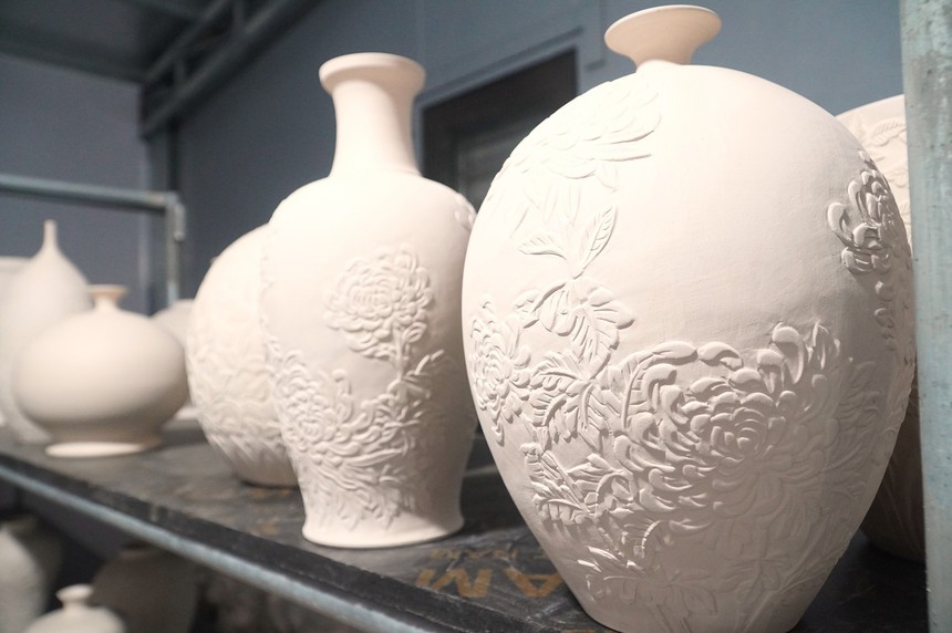 Những chàng trai bỏ phố về làng "thổi hồn" vào đất sét- Ảnh 2. Những chàng trai bỏ phố về làng "thổi hồn" vào đất sét- Ảnh 2.