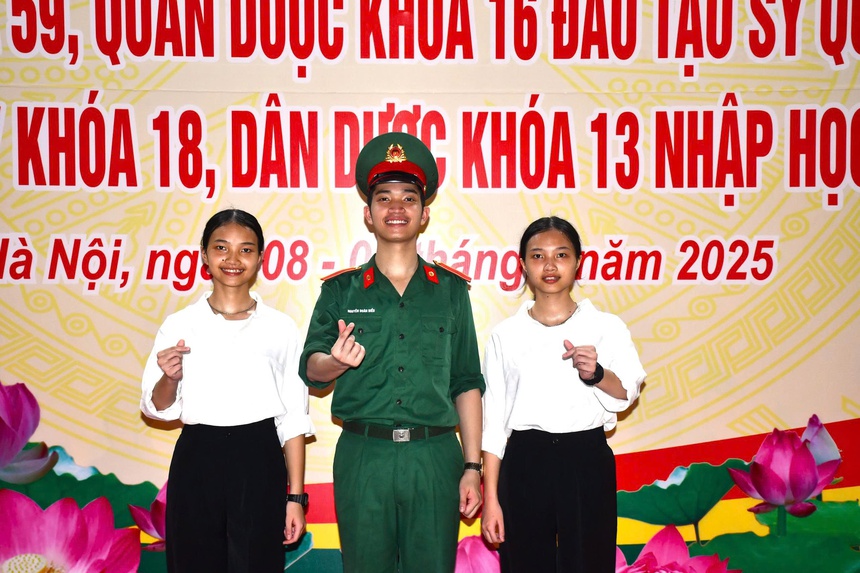Chị em song sinh trúng tuyển vào Học viện Quân y với điểm tuyệt đối 30/30- Ảnh 2.