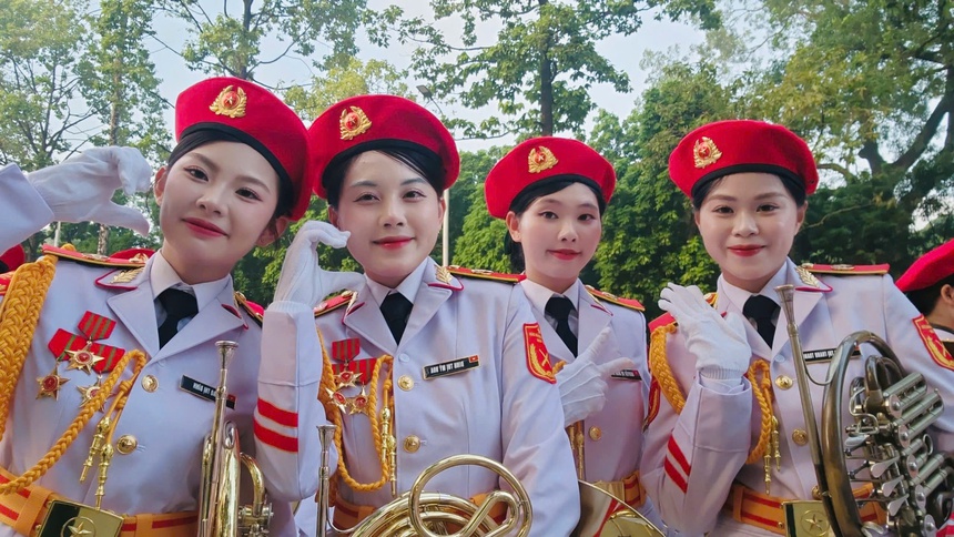 Các “bóng hồng” quân y A80 lan toả tình yêu nước khi về thăm quê nhà - Ảnh 3.