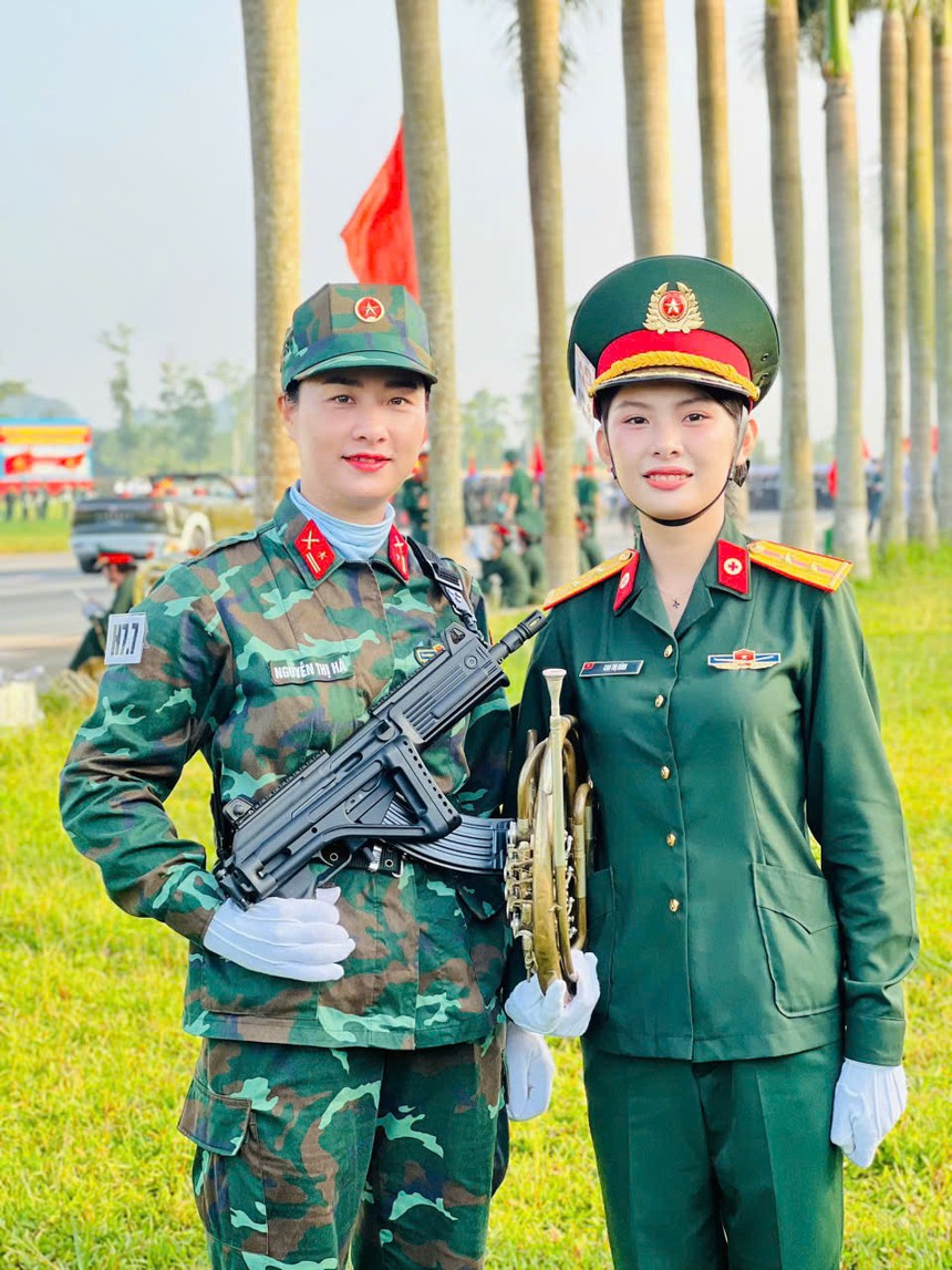 Các “bóng hồng” quân y A80 lan toả tình yêu nước khi về thăm quê nhà - Ảnh 2.