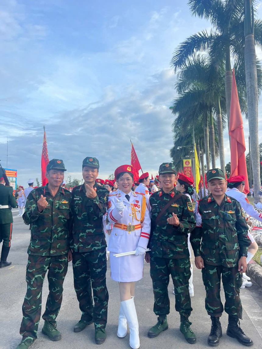 Các “bóng hồng” quân y A80 lan toả tình yêu nước khi về thăm quê nhà - Ảnh 5.