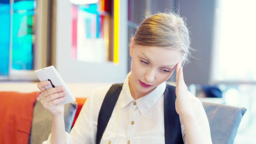 D&ugrave;ng điện thoại th&ocirc;ng minh l&agrave;m chứng đau đầu nặng hơn