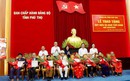 Chủ tịch UBTƯ MTTQ Việt Nam Bùi Thị Minh Hoài trao tặng Huy hiệu 80 năm tuổi Đảng tại Phú Thọ