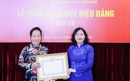 Chủ tịch UBTƯ MTTQ Việt Nam Bùi Thị Minh Hoài trao Huy hiệu 45 năm tuổi Đảng cho GS.TS Nguyễn Thị Doan