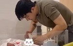 Đẹp trai lại chăm vợ đẻ cực khéo, nam ca sĩ vẫn bị dân mạng chê "làm màu"