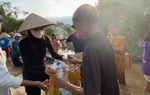 Thủy Tiên quyên góp được hơn 22 tỉ đồng, kêu gọi hỗ trợ thuyền để vào sâu vùng nước ngập