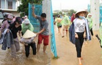 Mỹ Tâm mang dép bệt, mặc giản dị đi làm từ thiện