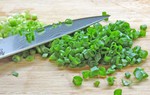 Mua hành lá nhiều về ăn không hết, làm ngay cách này để cả tháng vẫn tươi ngon