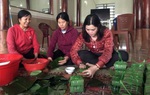 Người dân Nghệ An, Hà Tĩnh gói hàng ngàn chiếc bánh chưng tặng bà con vùng rốn lũ