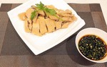Tuyệt chiêu luộc gà và pha nước chấm bằng nước tương ngon mê mẩn