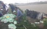 Xe ô tô chở cơm hộp của Hội phụ nữ trên đường đi tiếp tế bị lật