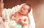 Vừa chào đời, bé sơ sinh 3 ngày đã bị lậu mắt