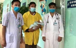 Bé sinh non mắc bệnh da vảy cá được xuất viện