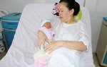 Bóc tách khối u xơ tử cung lớn trong lúc mổ sinh cho bà mẹ 11 năm hiếm muộn