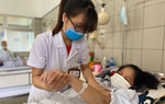 Bác sĩ BV Bạch Mai: Corticoid không phải là "thần dược", lạm dụng có thể gây suy tuyến thượng thận, loãng xương