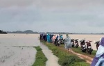 Đi thả lưới bắt cá cùng bố, con trai bị nước lũ cuốn