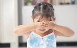 Gặp người lạ, con co rúm lại đầy sợ sệt