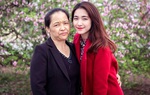 Vừa sinh Hòa Minzy, mẹ đã buồn phát khóc, băng huyết trên bàn đẻ