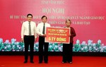 Nghĩa cử cao đẹp: Cụ bà 80 tuổi tặng 5 tỷ đồng cho Quỹ Khuyến học ở Vĩnh Phúc