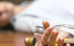 Một người tử vong, sáu người ngộ độc rượu chứa methanol