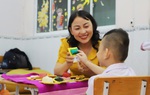 Cô giáo của những học sinh “không chịu lớn”, học cách mặc quần áo mất cả học kỳ
