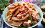 Tai heo luộc ăn không thì tẻ nhạt, đem trộn kiểu này có được món cực ngon