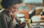 Mạng xã hội là nguồn cơn của chứng "nghiện điện thoại"