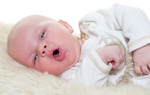Viêm kết mạc ở trẻ sơ sinh gây viêm phổi: Triệu chứng lâm sàng và biến chứng nguy hiểm