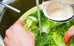 3 kiểu rửa rau dễ khiến rau ngấm thuốc trừ sâu