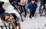 Bi hài: Cô út Về Nhà Đi Con leo cổng vào nhà cùng Quỳnh Kool, bị tóm vì tưởng... trộm