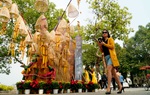 Nhộn nhịp trang hoàng Lễ hội Văn hóa dân gian trên Phố đi bộ Hồ Gươm 