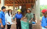 Người gom rác cho bản làng sạch đẹp, văn minh