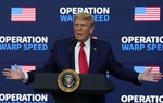 Tổng thống Trump hoãn tiêm vaccine ngừa Covid-19
